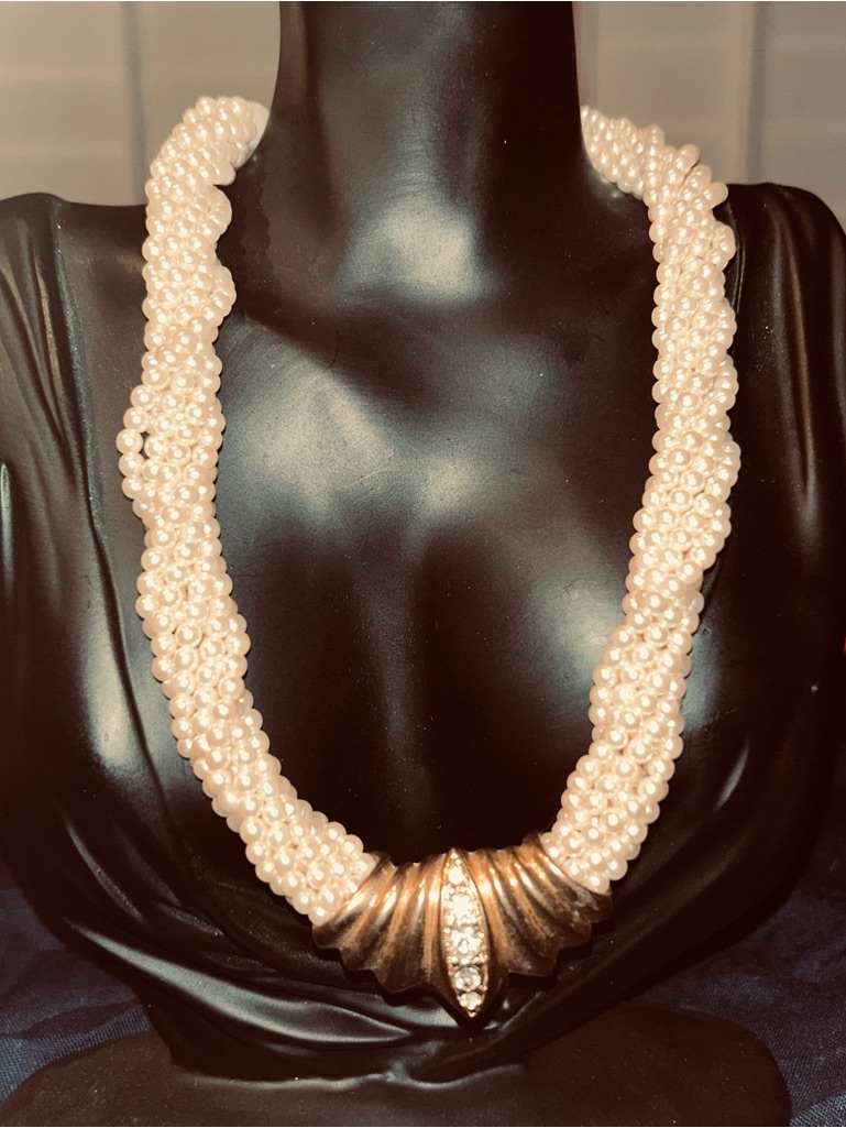 Vintage Cream Pearl Twist Necklace With Gold-Tone Center 28$